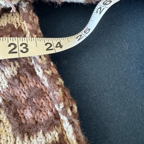 FREE PEOPLE this season’s hottest sweater! So fun and flattering🤎zoom in4 more: - Picture 5 of 10